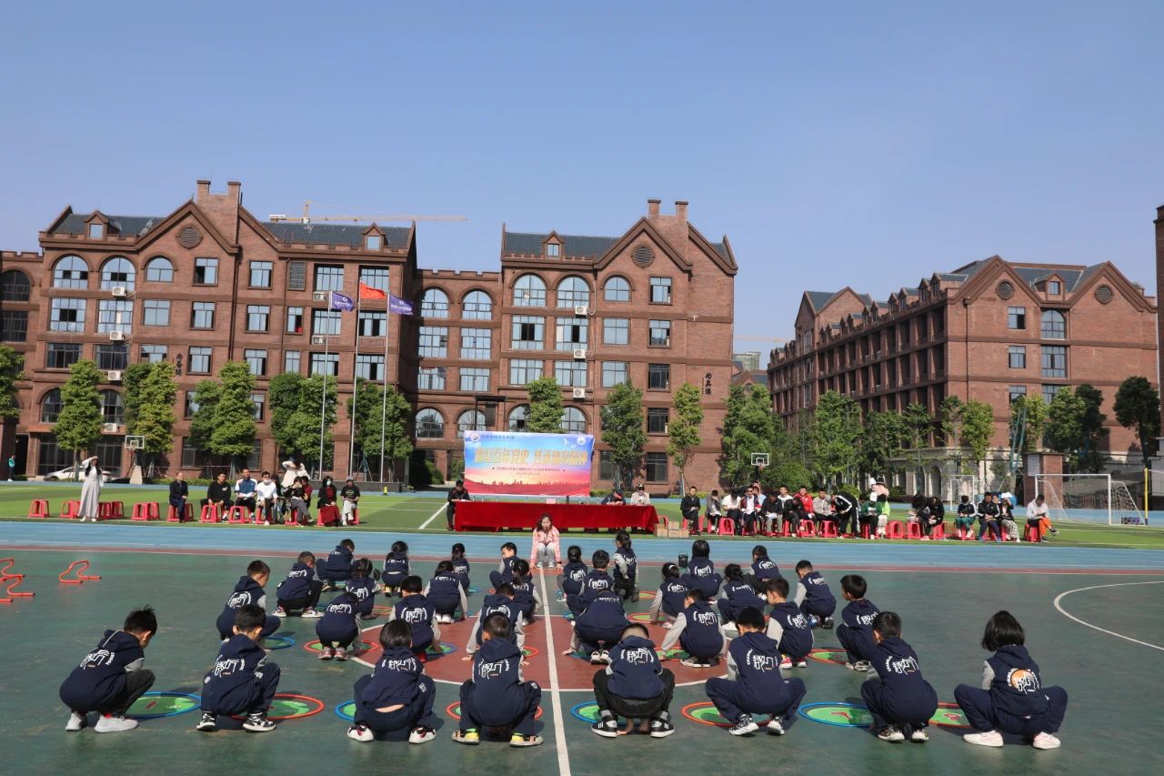 送教活動（樓區(qū)教育局） 岳陽樓區(qū)教育局組織二十余所小學(xué)體育教師來我校開展教研活動