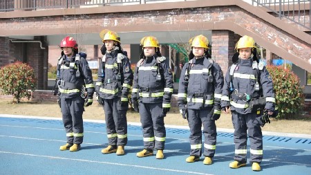 師生平安 長駐心中——郡華學校開展消防演練筑牢平安校園基石